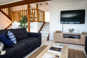 Blissful Stay Moments From the Beach, Surf Beach